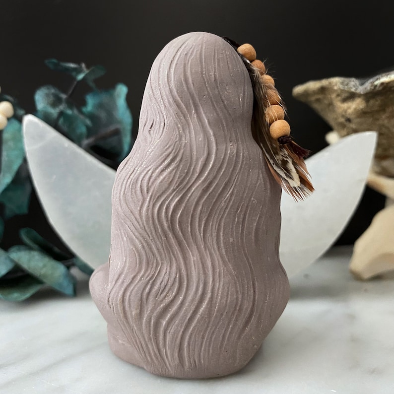Aine, déesse celtique de l'amour, statue d'Aine avec coeur en cornaline, gypse, figurine d'autel déesse totem, fertilité, porte-bonheur, amour, guerrier image 5