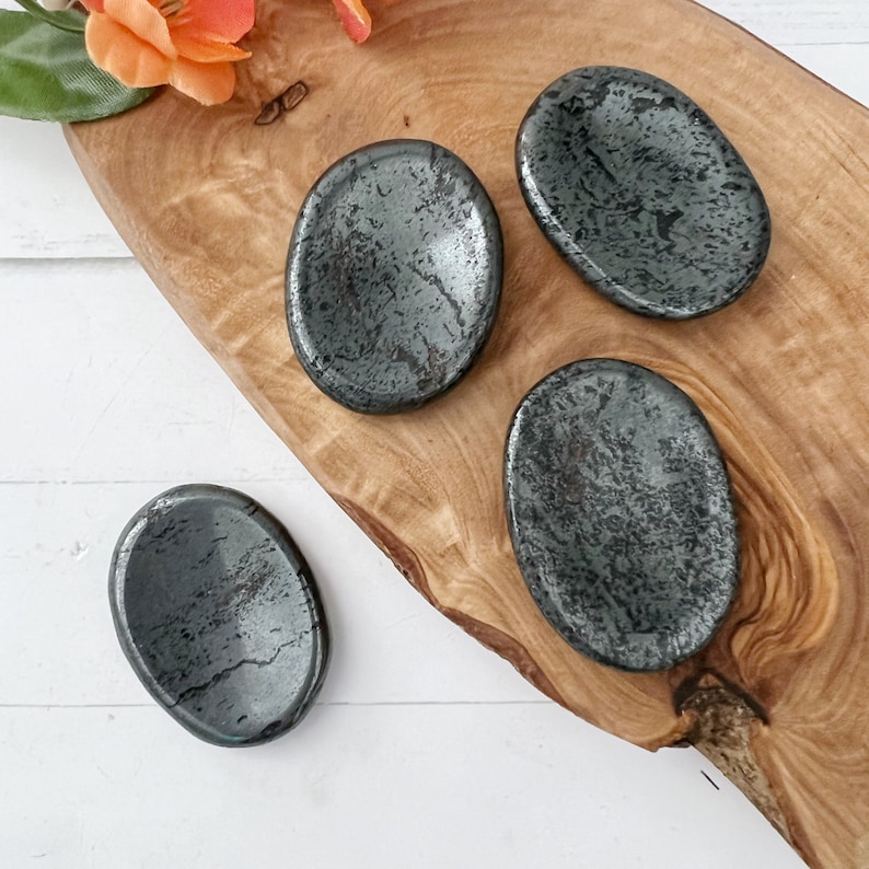 Hematite Worry Stone | Polished Natural Oval Hematite Crystal Gemstone Worry Stones | Shop Metaphysical Crystals for Root Chakra bild 1