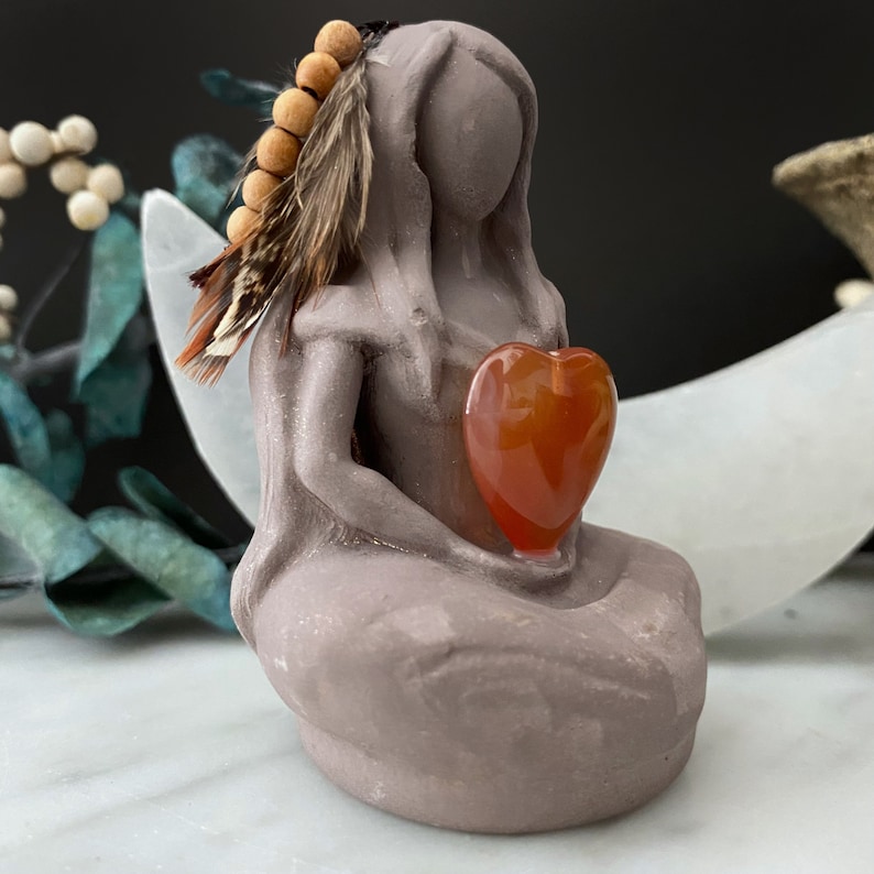 Aine, déesse celtique de l'amour, statue d'Aine avec coeur en cornaline, gypse, figurine d'autel déesse totem, fertilité, porte-bonheur, amour, guerrier image 3