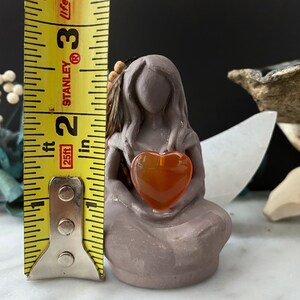 Aine, déesse celtique de l'amour, statue d'Aine avec coeur en cornaline, gypse, figurine d'autel déesse totem, fertilité, porte-bonheur, amour, guerrier image 7