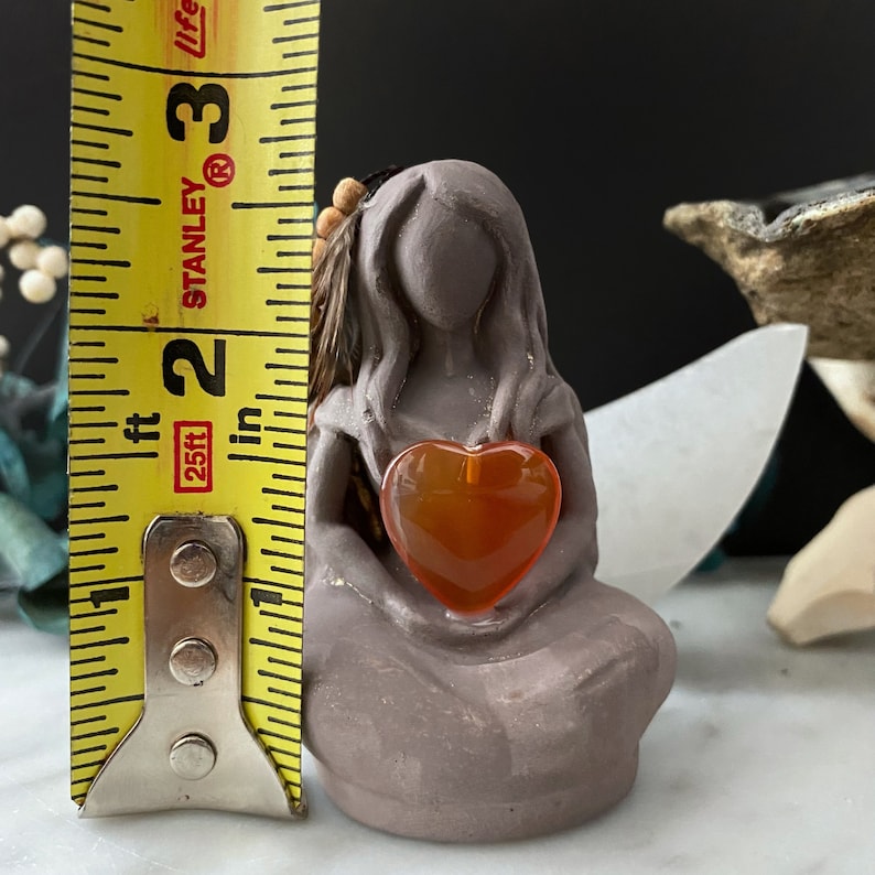 Aine, déesse celtique de l'amour, statue d'Aine avec coeur en cornaline, gypse, figurine d'autel déesse totem, fertilité, porte-bonheur, amour, guerrier image 7