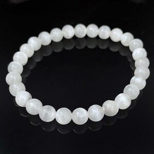 Peut inclure: Bracelet en pierres pr&eacute;cieuses blanches avec des perles rondes. Le bracelet est fait de pierres blanches avec un l&eacute;ger &eacute;clat.