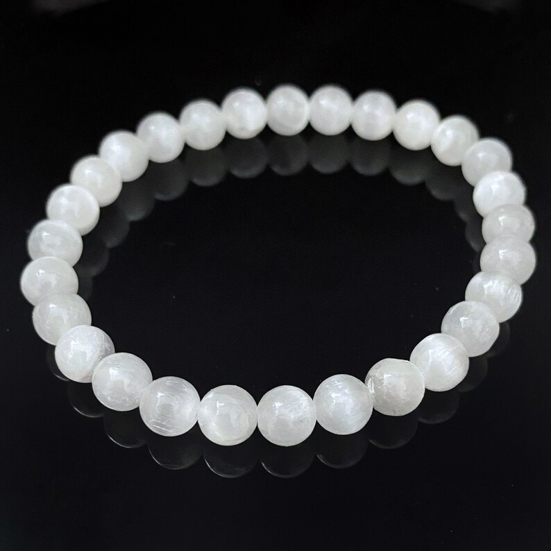 Peut inclure: Bracelet en pierres pr&eacute;cieuses blanches avec des perles rondes. Le bracelet est fait de pierres blanches avec un l&eacute;ger &eacute;clat.