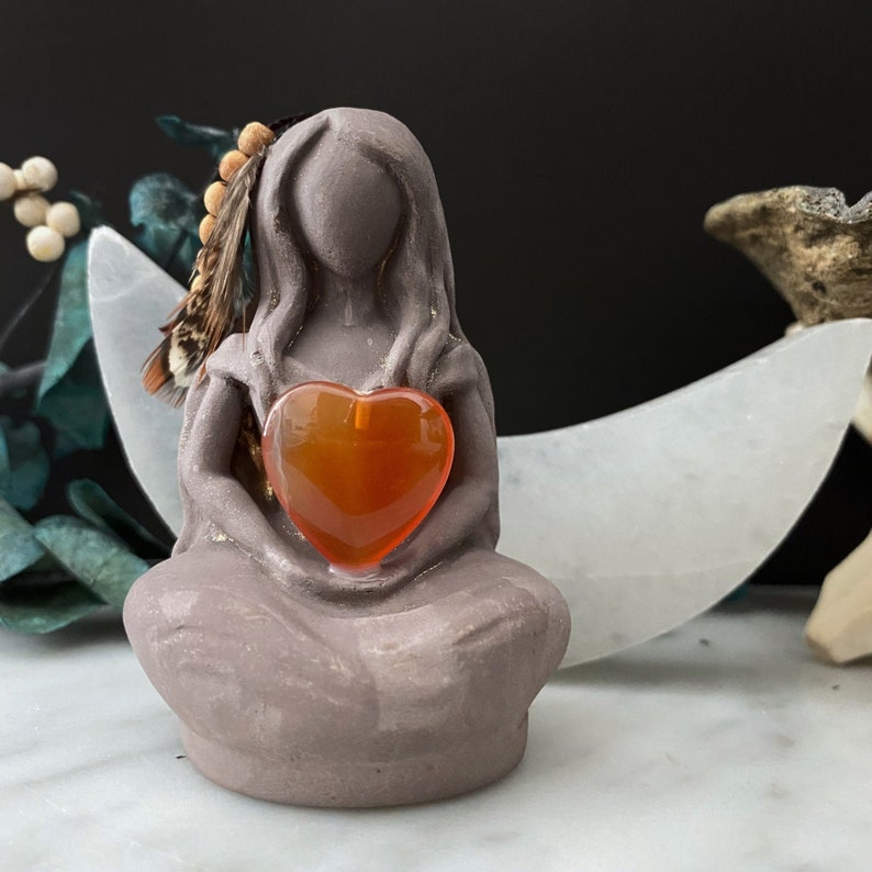 Aine, déesse celtique de l'amour, statue d'Aine avec coeur en cornaline, gypse, figurine d'autel déesse totem, fertilité, porte-bonheur, amour, guerrier image 1