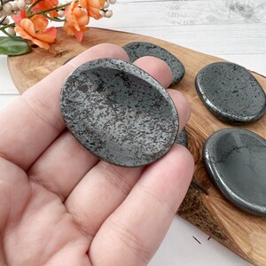 Hematite Worry Stone | Polished Natural Oval Hematite Crystal Gemstone Worry Stones | Shop Metaphysical Crystals for Root Chakra bild 7
