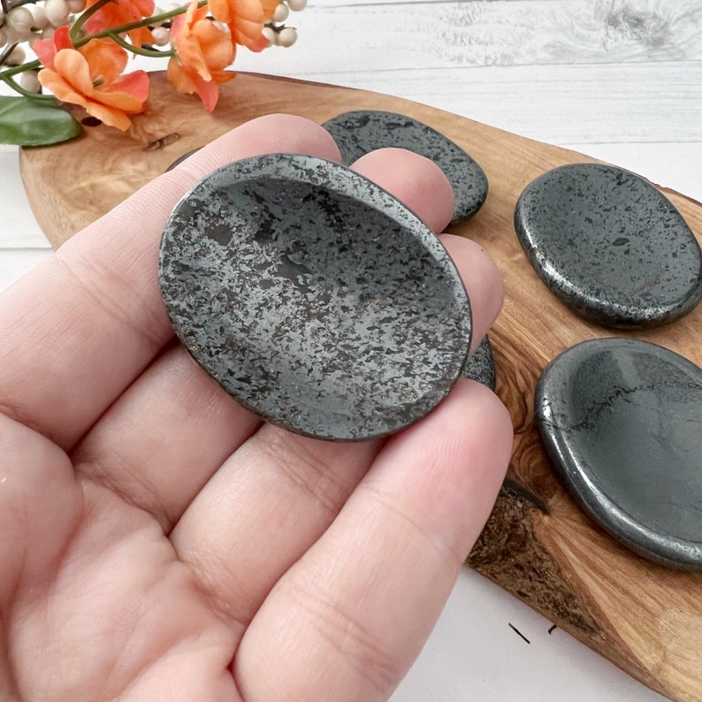 Hematite Worry Stone | Polished Natural Oval Hematite Crystal Gemstone Worry Stones | Shop Metaphysical Crystals for Root Chakra bild 7