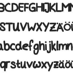 Könnte beinhalten: Schwarz-weiß Schriftart, einschließlich Groß- und Kleinbuchstaben, Zahlen und Sonderzeichen. Die Schriftart hat einen abgerundeten, verspielten Stil, der für verschiedene Designprojekte geeignet ist.