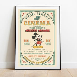 Puede incluir: Un póster de estilo vintage que anuncia una proyección de dibujos animados de Mickey Mouse de Walt Disney en el cine Main Street. El póster presenta una imagen de dibujos animados de Mickey Mouse con un atuendo rojo y negro, con el texto "Seis dibujos animados diferentes" y "Seis pantallas diferentes".