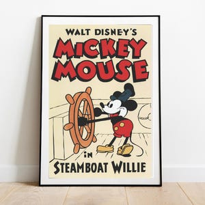 Puede incluir: Un póster vintage con Mickey Mouse con un traje de marinero rojo y negro, dirigiendo el timón de un barco. El póster se titula "Walt Disney's Mickey Mouse in Steamboat Willie".