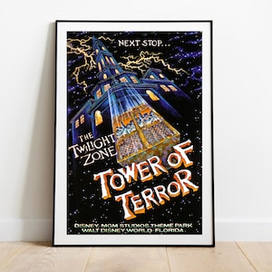 Puede incluir: Un póster vintage para el paseo Twilight Zone Tower of Terror en los estudios Disney de Hollywood. El póster presenta un edificio oscuro y amenazante con un pozo de ascensor brillante y el texto "The Twilight Zone Tower of Terror" en una fuente amarilla en negrita.