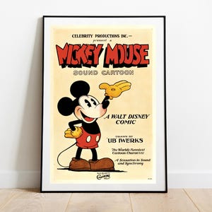 Könnte beinhalten: Ein Vintage-Plakat, das einen Mickey-Mouse-Sound-Cartoon bewirbt. Das Plakat zeigt ein Cartoon-Bild von Mickey Mouse in einem roten Shirt und schwarzen Shorts, der mit einem gelben Handschuh winkt. Der Text auf dem Plakat lautet: "CELEBRITY PRODUCTIONS INC. - present a MICKEY MOUSE SOUND CARTOON A WALT DISNEY COMIC DRAWN BY UB IWERKS The World's Funniest Cartoon Character A Sensation in Sound and Synchrony".
