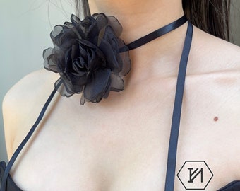 Collana Girocollo Floreale In Smalto Nero E Oro - Ciondolo A Fiore Elegante Per Donna, Catena Regolabile, Gioiello Femminile Per Ogni Occasione