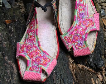 Xa Phang people's embroidered flat shoe, Hoa tribe, embroidered flat shoe for women