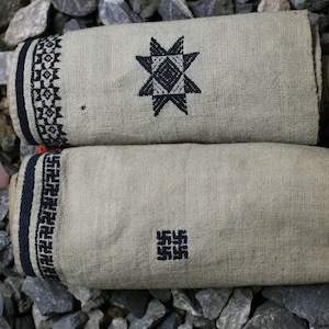Bestickte Beinwärmer Dao Tien Hill Tribe Hand bestickte Beinwärmer Handgemachtes altes Stoff Stammes Dao tien Kostüm
