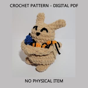 Op de afbeelding: Haakpatroon voor een pluche konijn dat garen vasthoudt. Het konijn is beige met zwarte ogen en een zwarte neus. Het garen is blauw, oranje en zwart. Het patroon is een digitale PDF-download. "GEEN FY SIEK ITEM" staat onder het konijn.