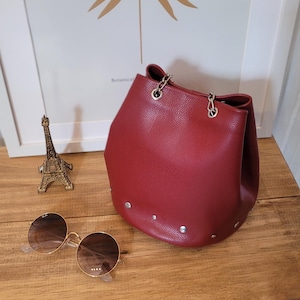 Sac seau pour femme en cuir véritable rouge bordeaux avec chaine argentée à porter bandoulière ou épaule