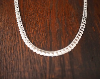 Collier de chaîne d’argent