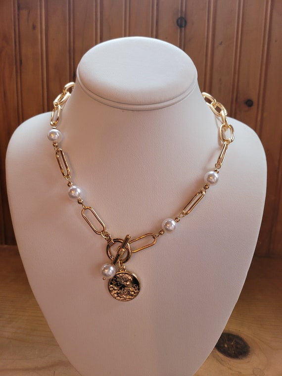 Pearl Portrait Chain Link Necklace