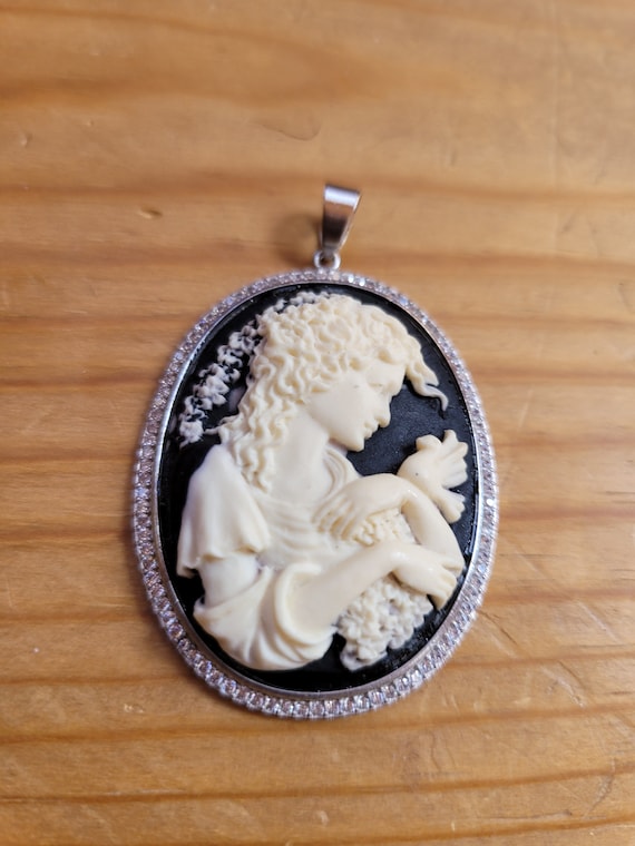 Antique Onyx Cameo Gold Pendant