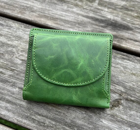 Green wallet with cute holding bracelet Barely used - Depop