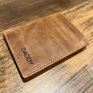 Personalisierte handgemachte Herren Geldbörse | Echtleder Kleine Geldbörse | Namen, Nachricht und Foto auf die Brieftasche gravieren | Geschenk für Papa | Trauzeugen Geschenk