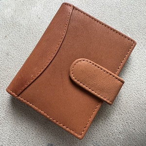 Cartera para tarjetas de crédito 100 % de cuero auténtico con protección RFID y NFC, hecha a mano. Admite hasta 18 tarjetas. Viene con una bolsa de regalo de primera calidad. Ideal para regalar.