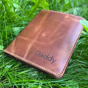 Porta pasaporte / Billetera personalizada hecha a mano para pasaportes / Regalo para papá / Cumpleaños, aniversario, regalo de vacaciones, regalo de Navidad