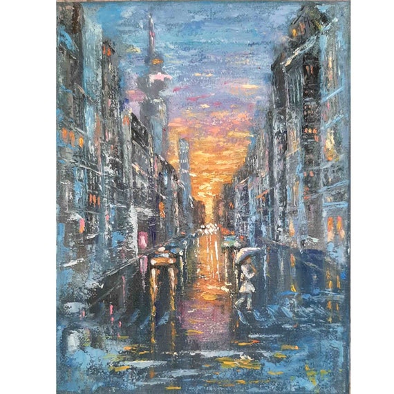 雨の街並みを描いたキャンバスのオリジナル油絵、夕焼けの傘アート