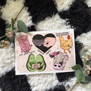 Könnte beinhalten: Ein Stickerbogen mit Illustrationen zum Thema Tierrechte. Er zeigt ein Schwein, ein Huhn, eine Kuh und Avocados. Der Text enthält "not your bacon", "plant based" und "stop eating my friends".