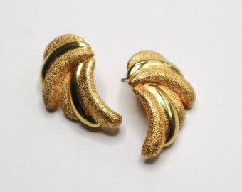 Vintage Gold Tone Abstract Swirl Stud Earrings, Swirl Wing Stud Earrings, Wavy Swirl Shaped Gold Tone Stud Earrings