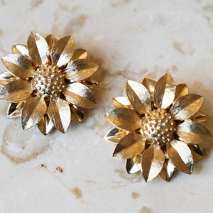 Vintage Sarah Coventry Gold Tone Textured Floral Earrings, Clip On Flower Earrings, Vintage Sarah Coventry Flower Earrings image 1