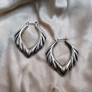 Vintage 925 Sterling Silver Ribbed Pointed Hoop Earrings, Sterling Silver 925 Hoop Earrings, Vintage Medium Silver Ribbed Hoop Earrings