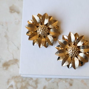 Vintage Sarah Coventry Gold Tone Textured Floral Earrings, Clip On Flower Earrings, Vintage Sarah Coventry Flower Earrings image 2