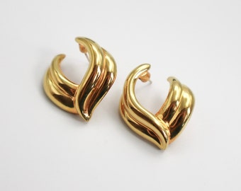 Vintage Gold Tone Abstract Swirl Stud Earrings, Swirl Shell Stud Earrings, Wavy Swirl Shaped Gold Tone Stud Earrings