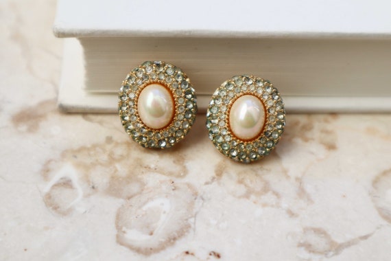 Details about   CLASSIC New 1981 SWIRL EARRINGS Goldtone w RHINESTONES & PEARLS Clip 210