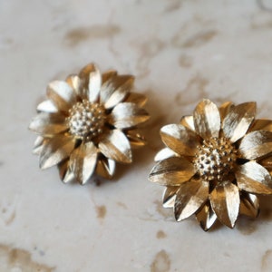 Vintage Sarah Coventry Gold Tone Textured Floral Earrings, Clip On Flower Earrings, Vintage Sarah Coventry Flower Earrings image 5