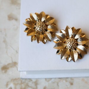 Vintage Sarah Coventry Gold Tone Textured Floral Earrings, Clip On Flower Earrings, Vintage Sarah Coventry Flower Earrings image 6