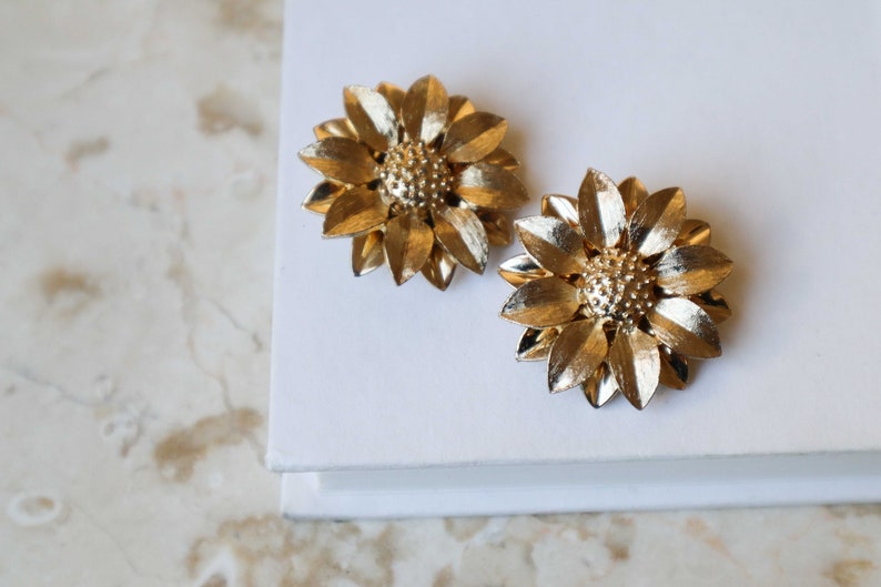 Vintage Sarah Coventry Gold Tone Textured Floral Earrings, Clip On Flower Earrings, Vintage Sarah Coventry Flower Earrings image 6