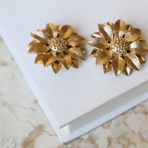 Vintage Sarah Coventry Gold Tone Textured Floral Earrings, Clip On Flower Earrings, Vintage Sarah Coventry Flower Earrings image 4