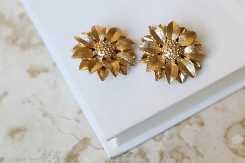 Vintage Sarah Coventry Gold Tone Textured Floral Earrings, Clip On Flower Earrings, Vintage Sarah Coventry Flower Earrings image 4