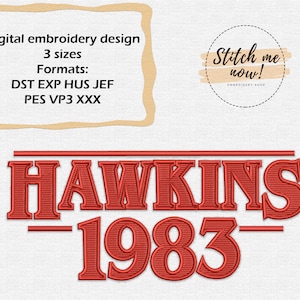 Puede incluir: Diseño bordado en rojo de las palabras "HAWKINS" y "1983" con una fuente de estilo vintage. El diseño está disponible en tres tamaños y en varios formatos, incluidos DST, EXP, HUS, JEF, PES, VP3 y XXX.