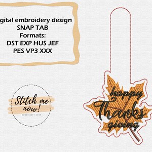 Puede incluir: Un diseño de bordado digital de una hoja de arce marrón con el texto "happy thanks giving" en negro. El diseño es para una pestaña de presión y está disponible en los siguientes formatos: DST, EXP, HUS, JEF, PES, VP3 y XXX.