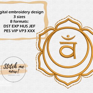 Może przedstawiać: Złoty wzór haftu przedstawiający czakrę Manipura, trzecią czakrę, z sanskryckim symbolem czakry, "Manipura", w środku. Wzór ma kształt kwiatu lotosu z ośmioma płatkami. Tekst "Digital embroidery design 3 sizes 8 formats: DST EXP HUS JEF PES VIP VP3 XXX" znajduje się w ramce w lewym górnym rogu. Tekst "Stitch me now!" znajduje się w kółku w lewym dolnym rogu.