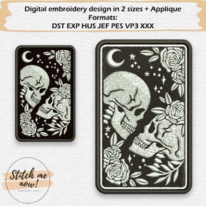 Może przedstawiać: Haftowany wzór przedstawiający dwie białe czaszki z kwiatami i rogalem księżyca na czarnym tle. Tekst "Stitch me now!" znajduje się pod wzorem.