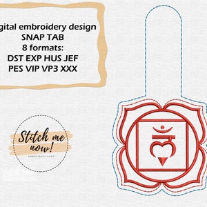 Puede incluir: Diseño de bordado rojo y azul de una trabilla con el símbolo sánscrito "अ" en el centro. El diseño es para un proyecto de bordado a máquina e incluye 8 formatos: DST, EXP, HUS, JEF, PES, VIP, VP3 y XXX.