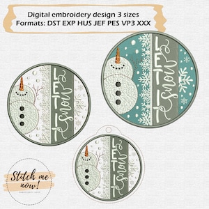 Op de afbeelding: Drie ronde borduurmotieven met een sneeuwpop met een wortelneus en de tekst "Let it snow" in een groen-blauw kleurenschema.