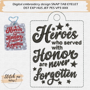 以下が含まれることがあります： 「Heroes who served with Honor are never Forgotten」のテキストが入ったデジタル刺繍デザイン。デザインには星が含まれており、赤と黒で表現されています。同じテキストの小さなタグも表示されています。