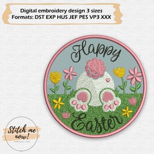 Puede incluir: Un diseño de bordado redondo que presenta un conejo blanco con patas rosas y una cola rosa. El conejo está sentado en un campo de hierba verde con flores amarillas y rosas. El texto "Happy Easter" está escrito en cursiva en el diseño.