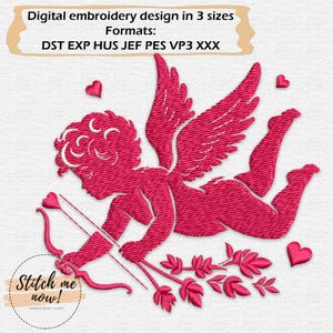 Peut inclure: Un motif de broderie numérique représentant un Cupidon rose avec un arc et des flèches, des ailes et des cœurs. Le motif comprend le texte "Digital embroidery design in 3 sizes" et "Stitch me now!" dans un logo circulaire. Disponible en plusieurs formats.