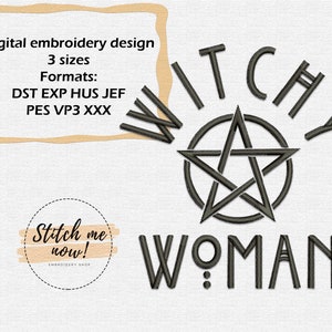 Op de afbeelding: Zwart-wit borduurontwerp van een pentagram met de woorden "Witchy Woman" eromheen. Het ontwerp is verkrijgbaar in drie maten en in meerdere formaten, waaronder DST, EXP, HUS, JEF, PES, VP3 en XXX.